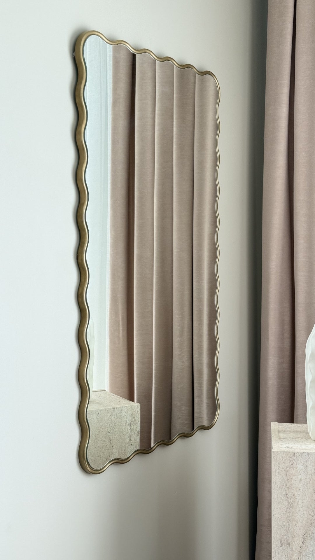 Judie Dalgalı Duvar Aynası